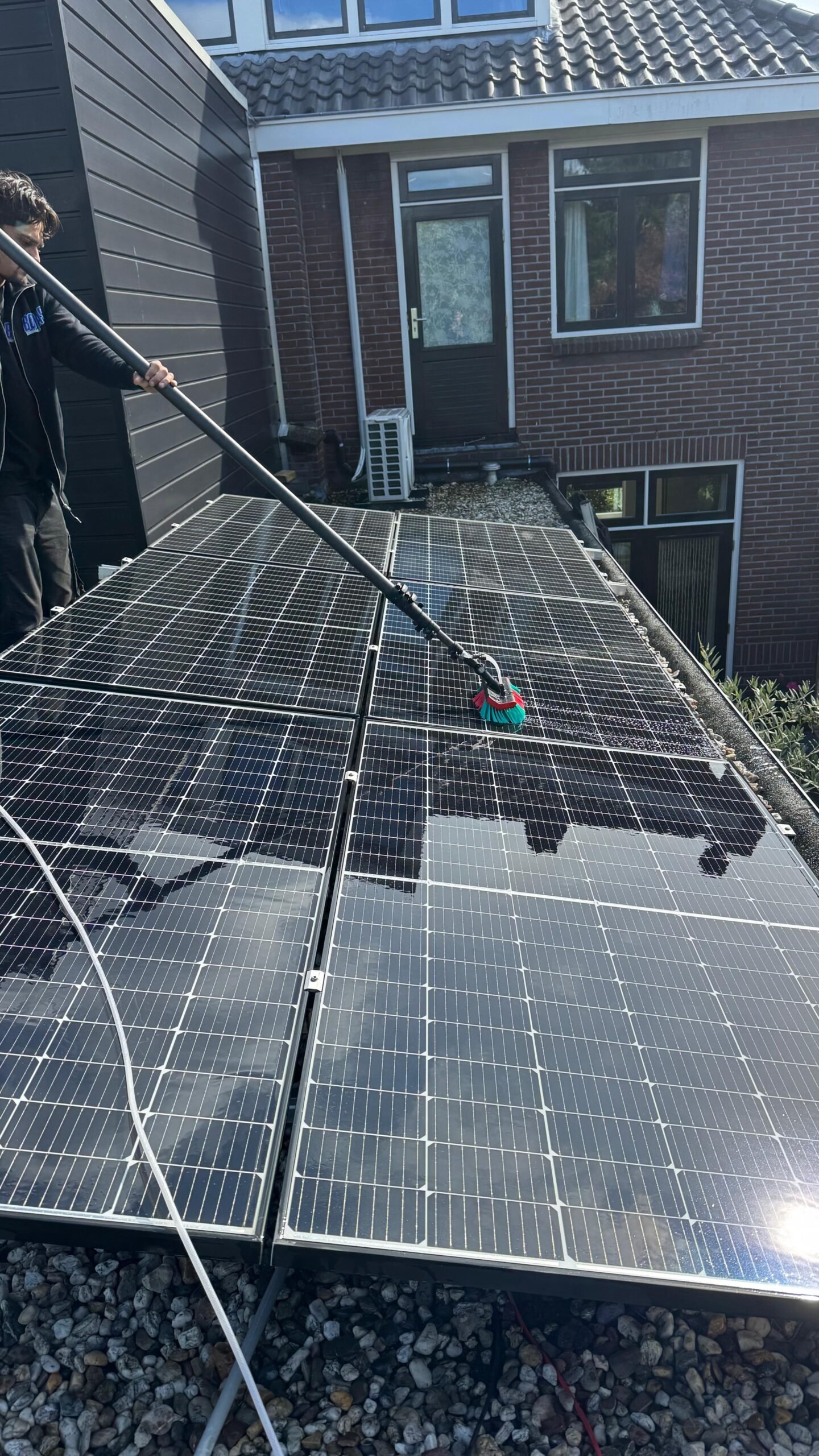 Reiniging van zonnepanelen op dak