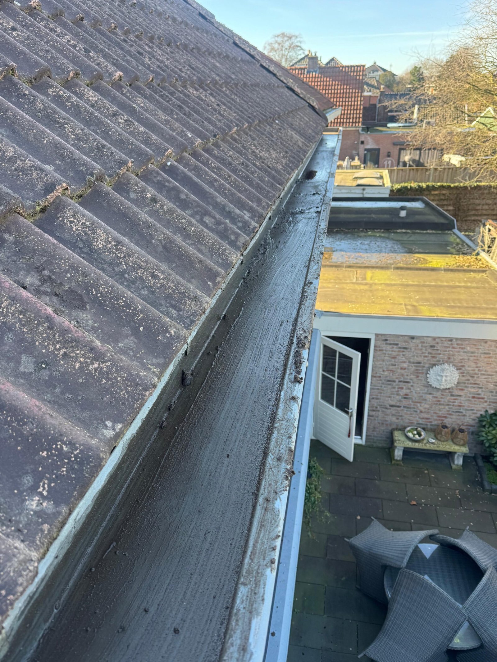 Schone dakgoot na reiniging