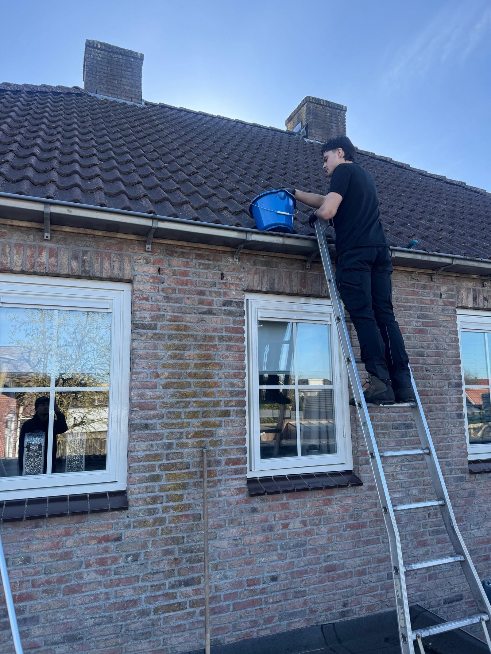 Dakgoten reinigen bij woning of bedrijfspand